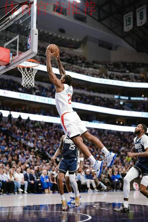 绝处逢生！伦纳德命中高难度底角三分，助快船紧咬比分